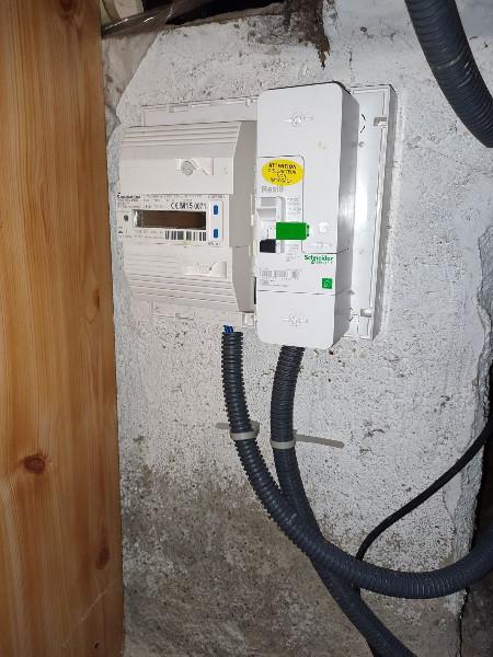 Pose d'un coffret de chantier pour débuter les travaux d'une villa neuve 