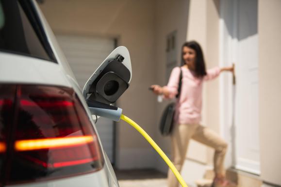 Installation d'une borne de recharge pour véhicules électriques par un  professionnel Qualifelec près de chez vous à proximité d'Aix en Provence et  Marseille - Came Automatisations Services - AS13