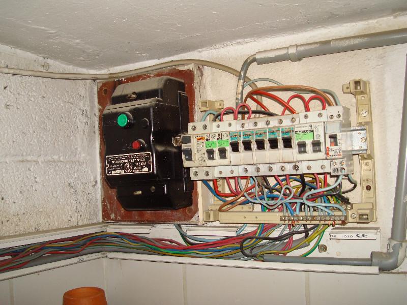 Déplacement et changement du tableau électrique d'un logement 