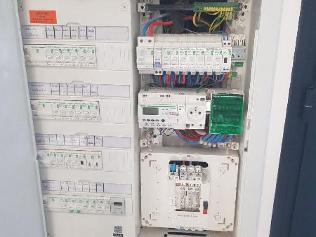 Pose et raccordement d'un tableau électrique neuf 4 rangées 140m2 