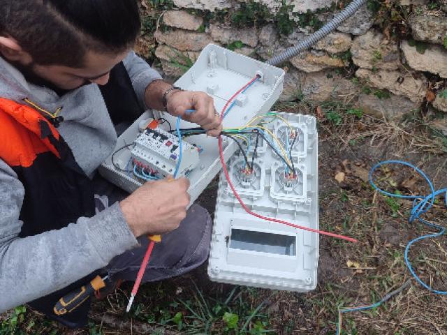 Pose d'un coffret de chantier pour débuter les travaux d'une villa neuve 