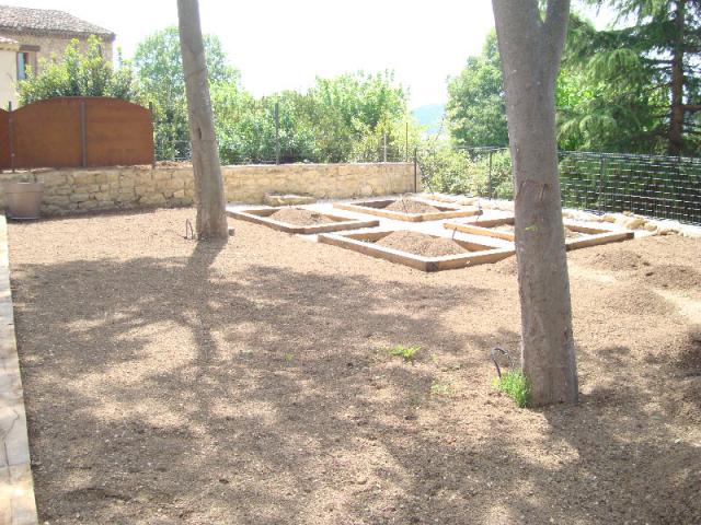 Décoration lumineuse exterieure avec tirage de nouvelles lignes dans le jardin 