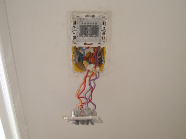 Installation d'un interrupteur variateur pour des spots au plafond 