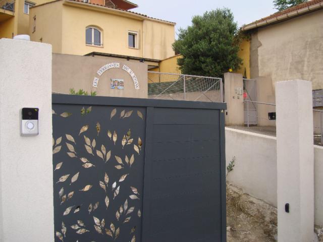 installation et raccordement d'un portail électrique neuf d'une villa 