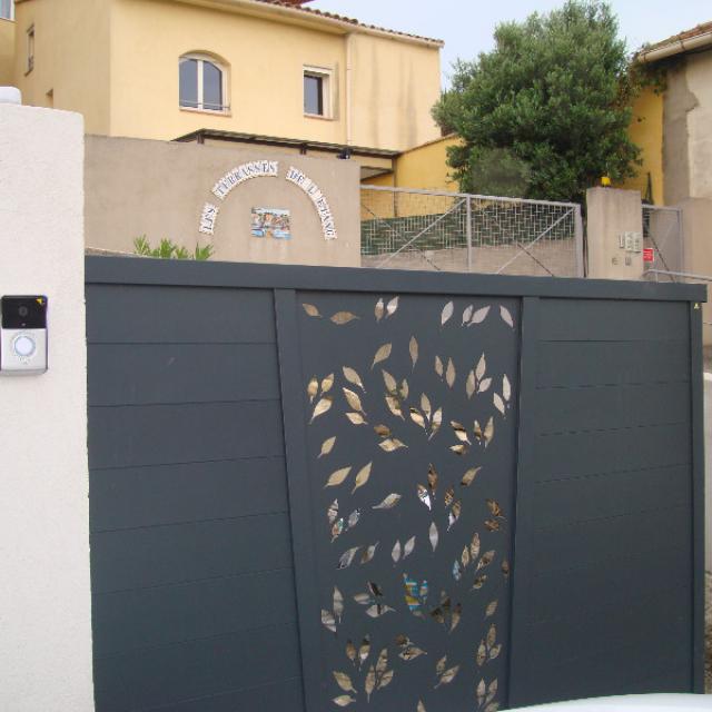 installation et raccordement d'un portail électrique neuf d'une villa 