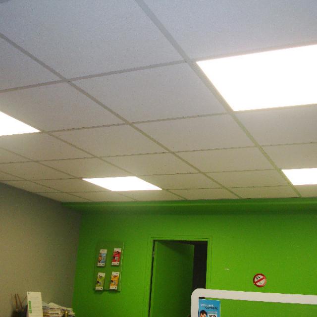 changements des plafonniers pour des dalles LED dans les agences Assu 2000